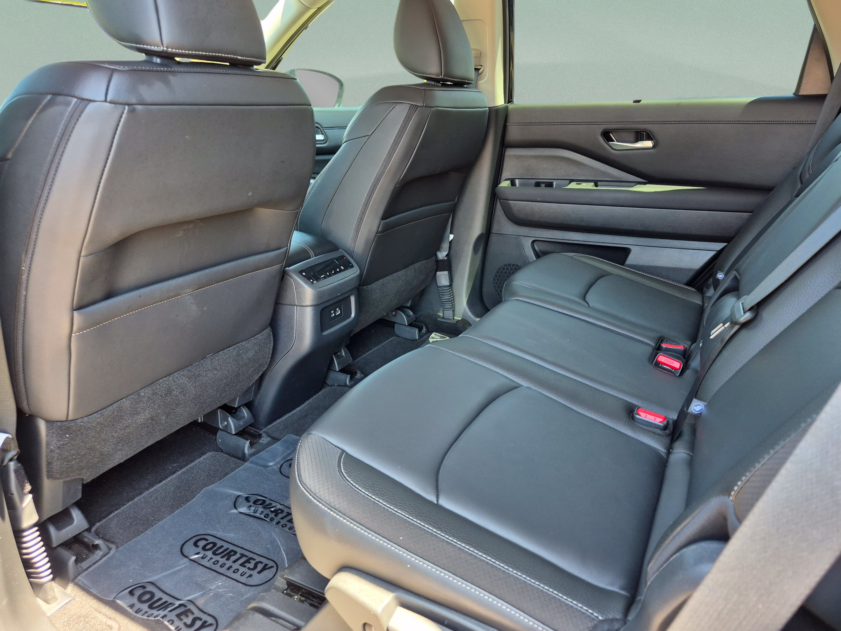 Certified 2025 Nissan Pathfinder SL FWD image 18