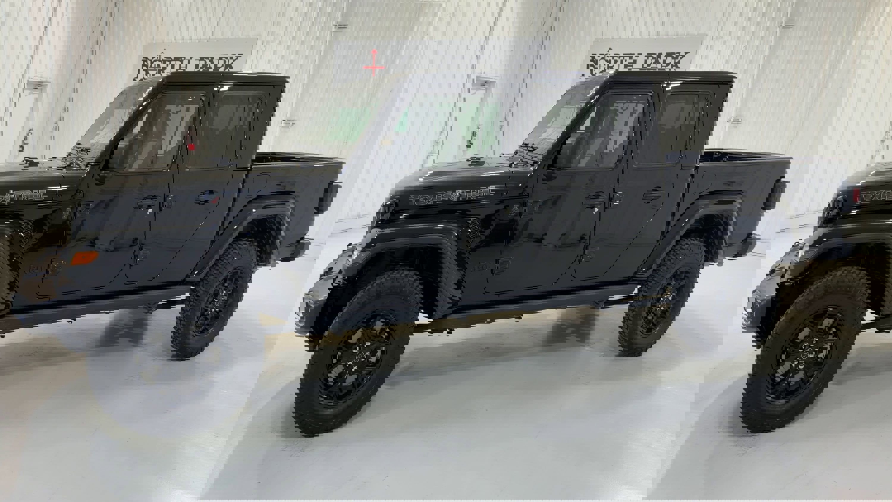 Used 2025 Jeep Gladiator Sport image 6