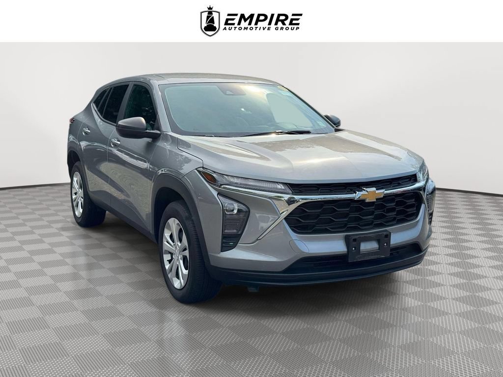 Used 2024 Chevrolet Trax LS w/ Driver Confidence Package FWD image 1