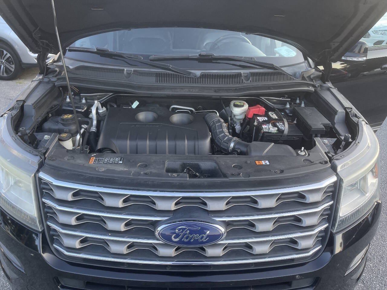 Used 2017 Ford Explorer XLT w/ Equipment Group 202A AWD/4WD image 32