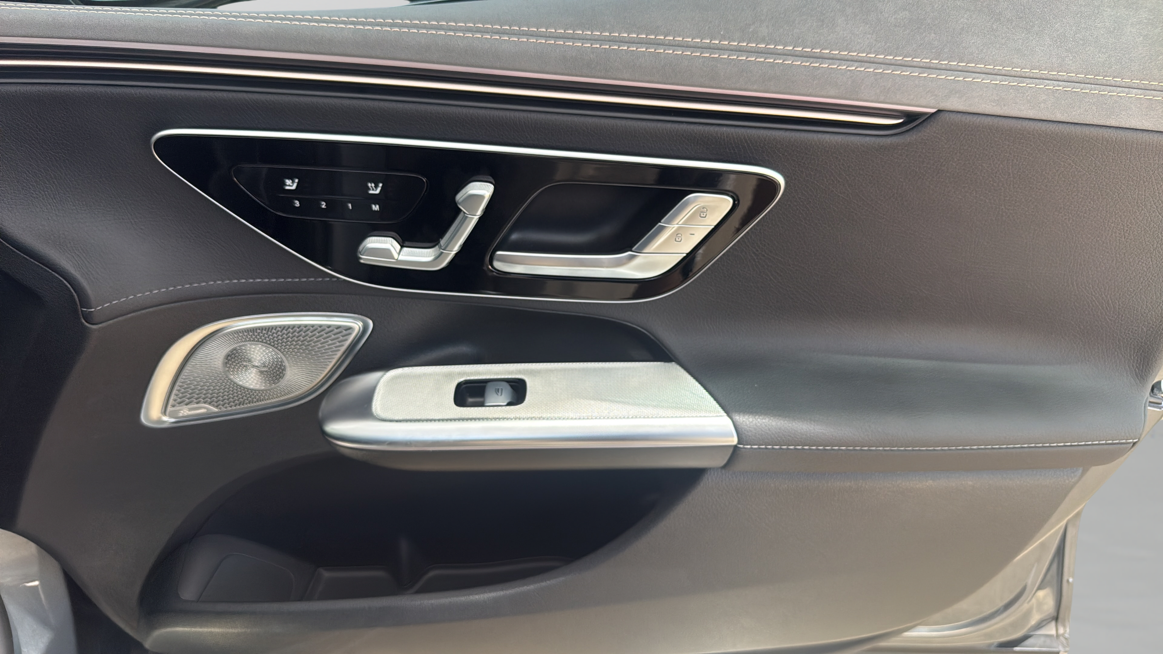 Used 2023 Mercedes-Benz EQE 500 4MATIC Sedan w/ Exclusive Trim Package image 29