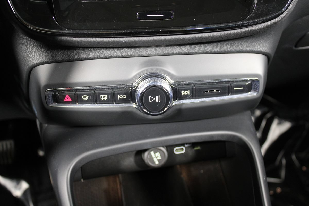 Used 2024 Volvo XC40 B5 Core AWD/4WD image 18