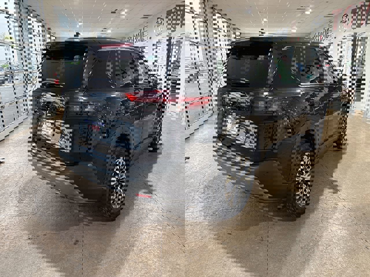 Used 2023 Nissan Rogue SV image 2