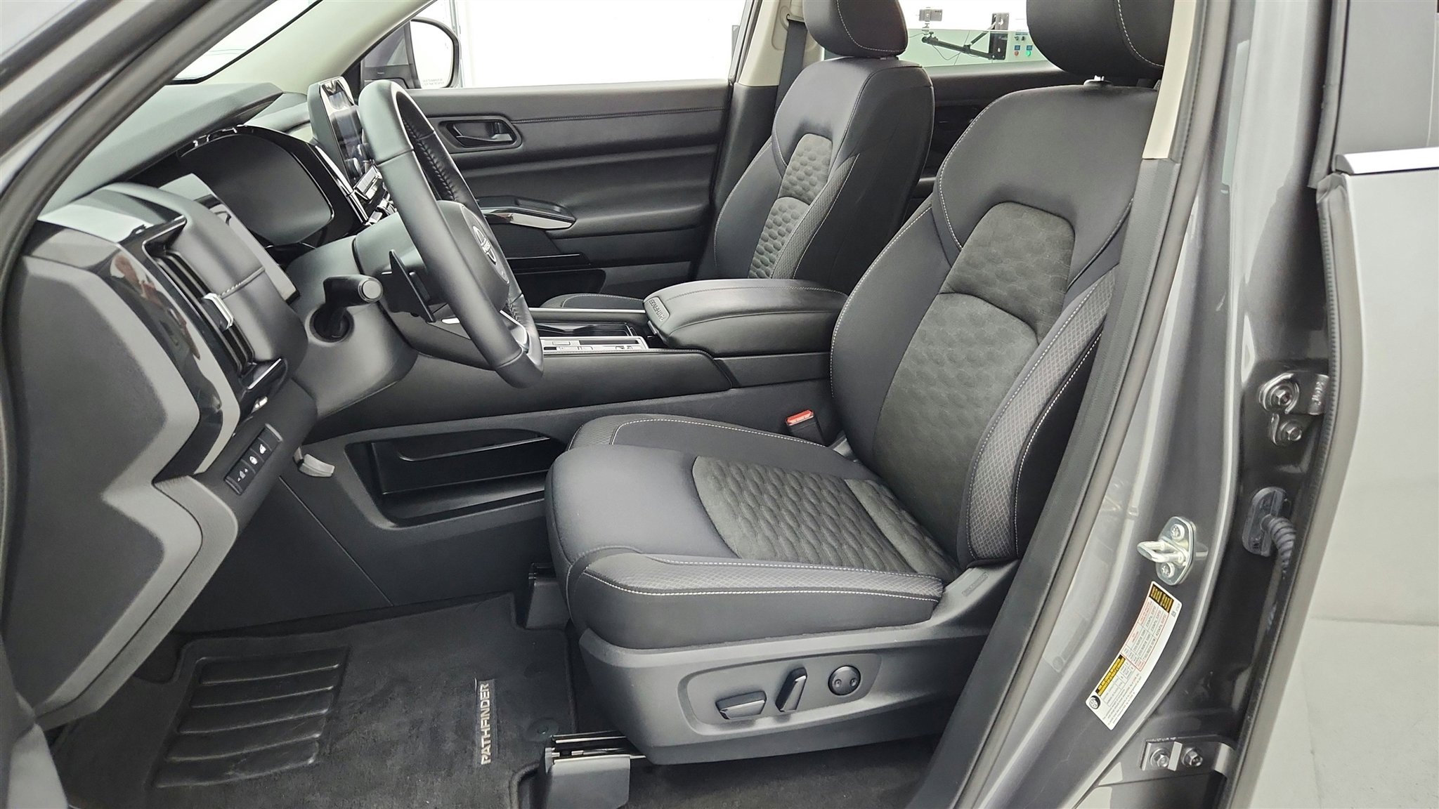 Used 2025 Nissan Pathfinder SV image 32