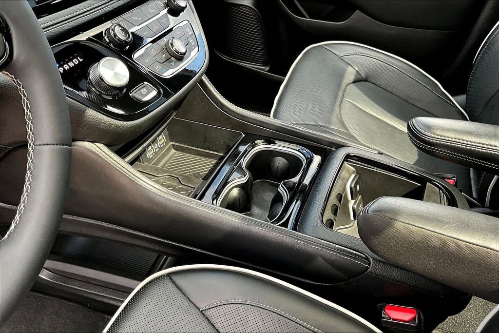 Used 2025 Chrysler Pacifica Limited image 20