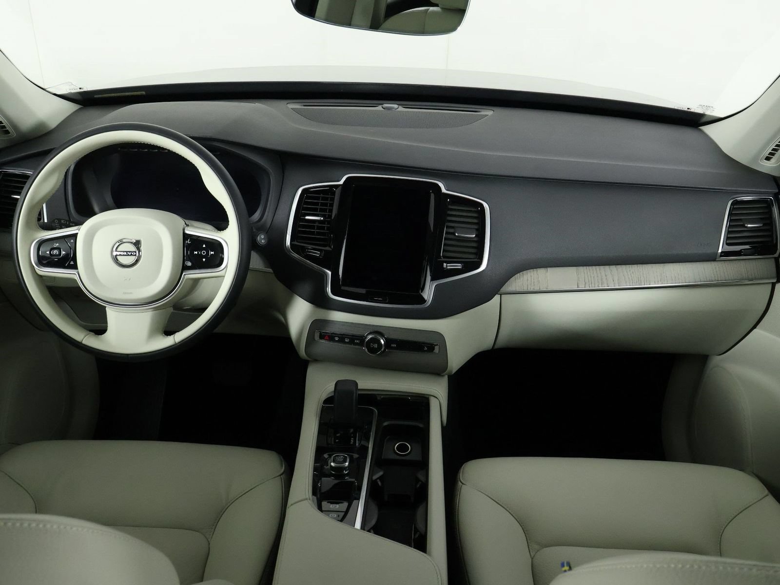 Certified 2025 Volvo XC90 T8 Plus w/ Protection Package Premier AWD/4WD image 7