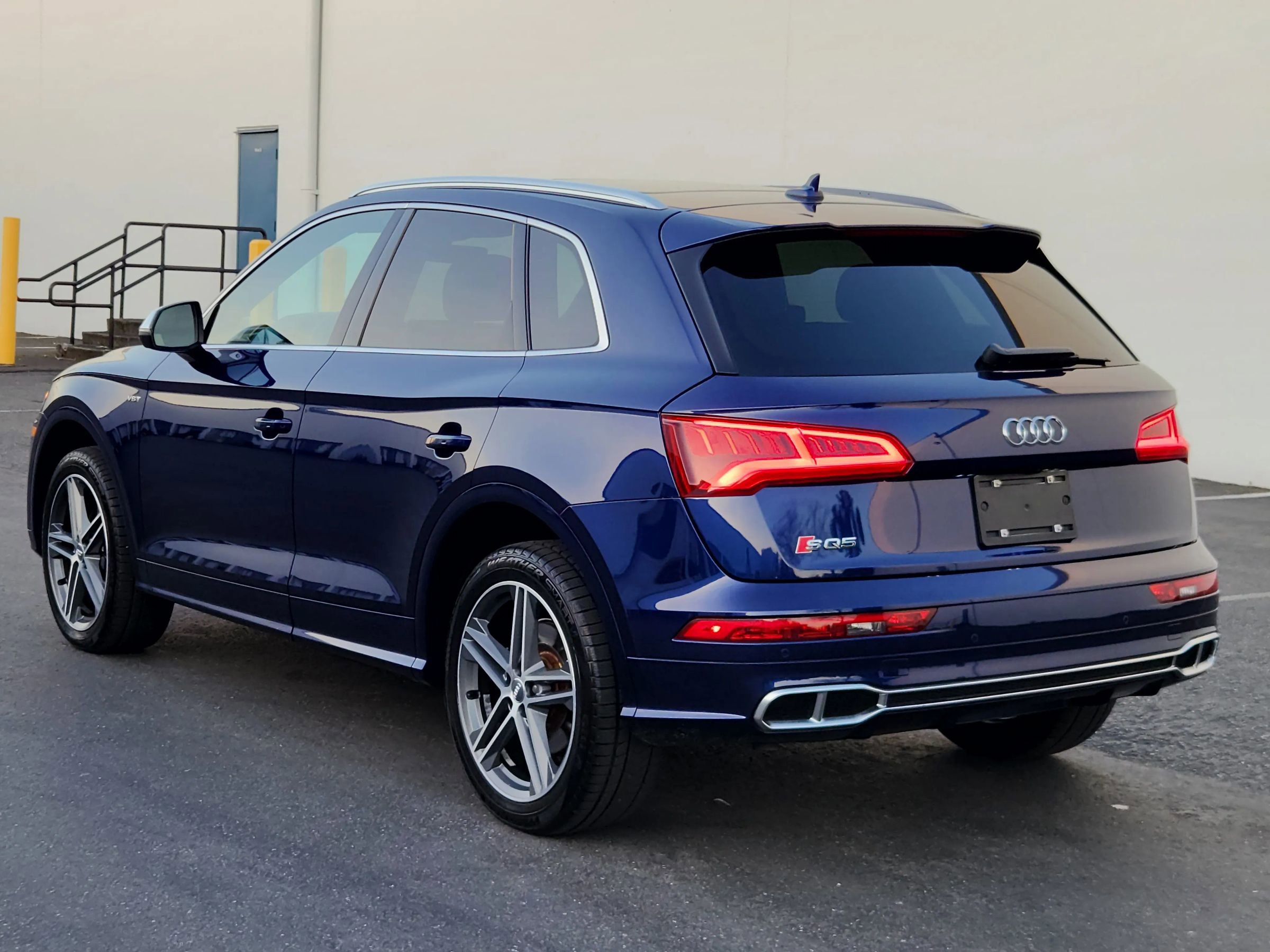 Used 2018 Audi SQ5 Premium Plus w/ Navigation Package AWD/4WD image 3