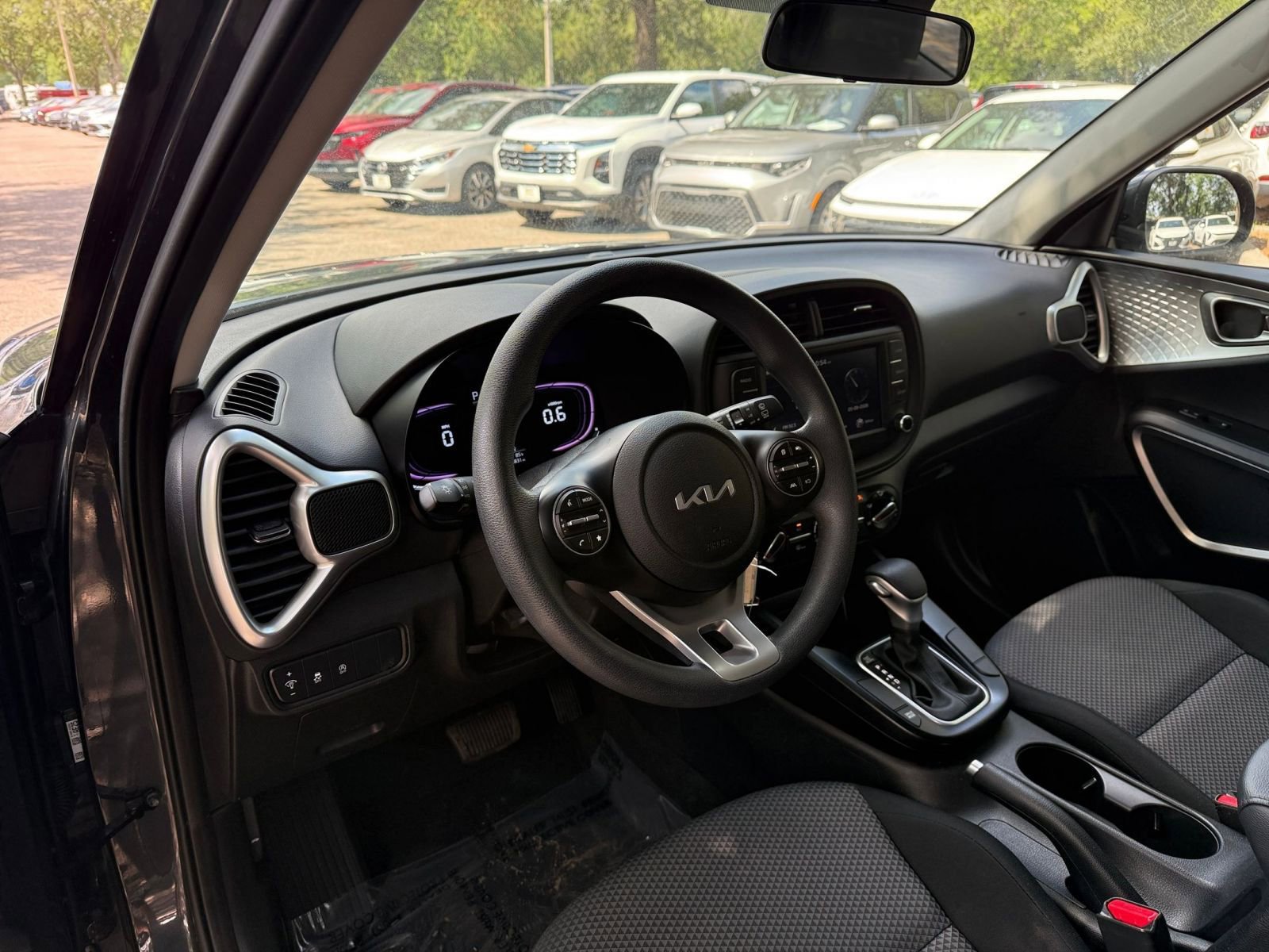 Used 2025 Kia Soul LX w/ LX Technology Package FWD image 31
