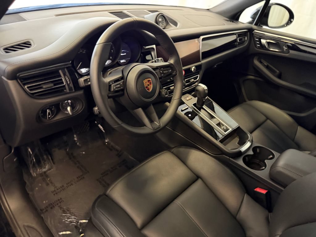 Certified 2026 Porsche Macan AWD/4WD image 4