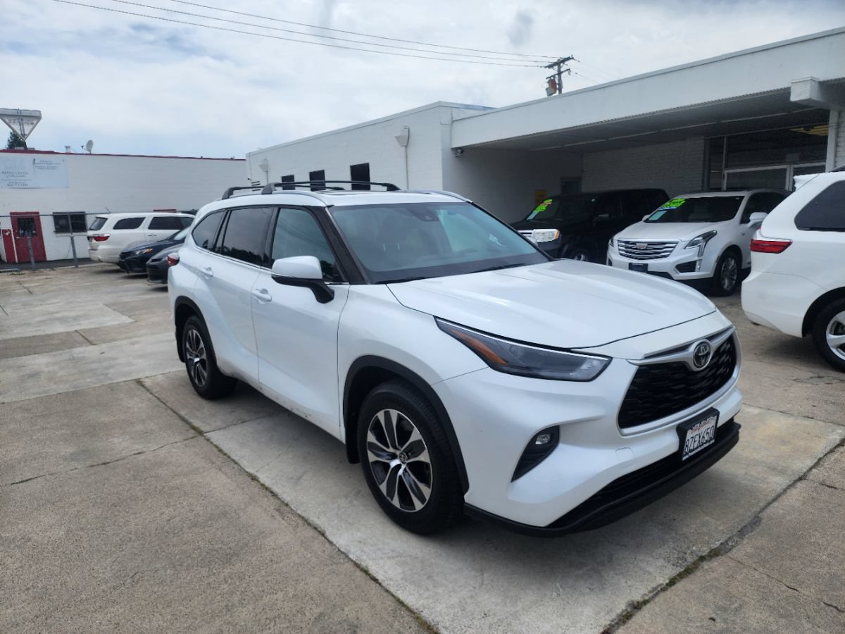 Used 2022 Toyota Highlander XLE FWD image 6