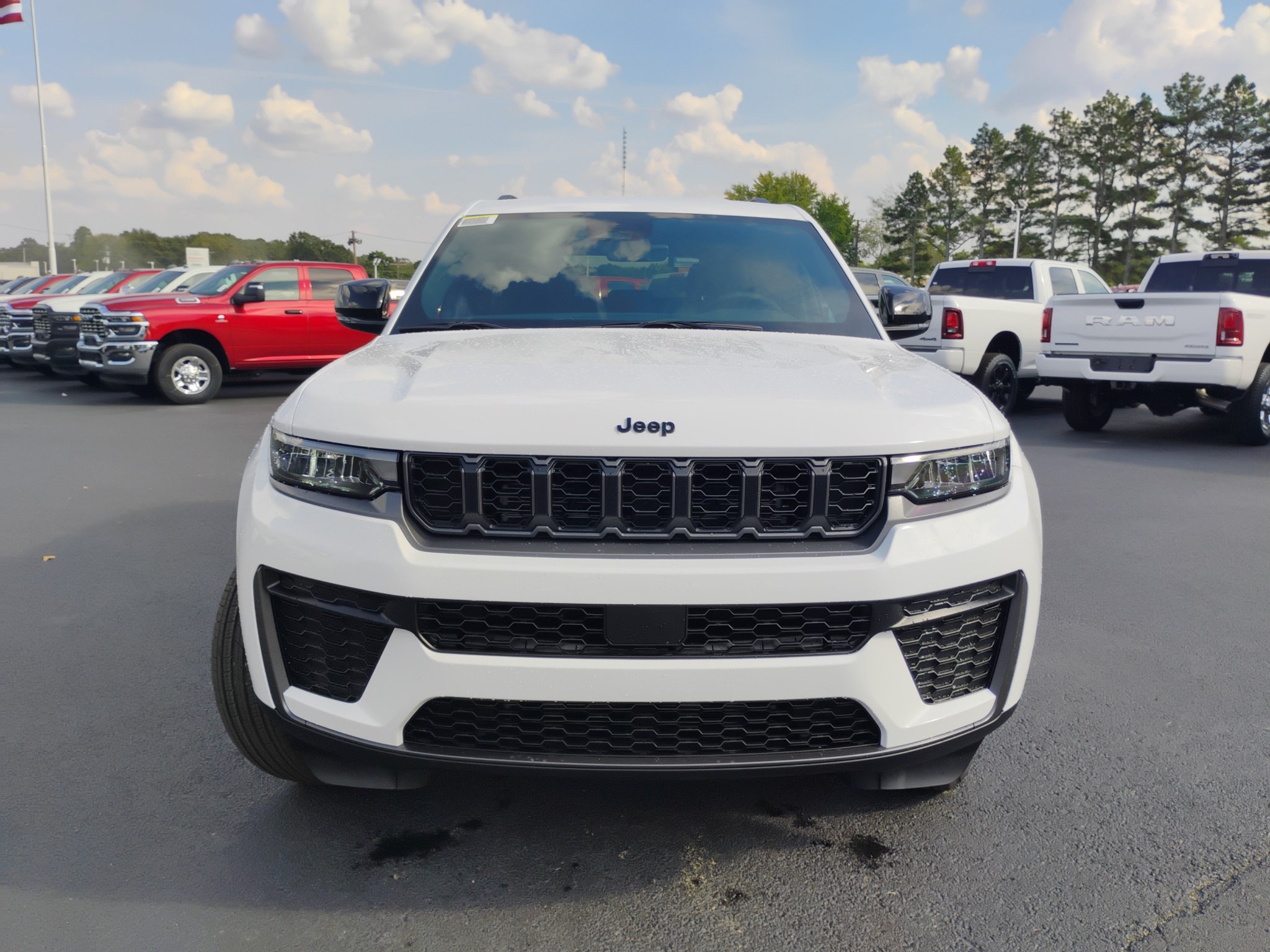 New 2027 Jeep Grand Cherokee Altitude AWD/4WD image 2