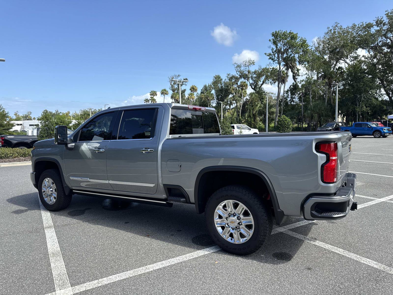 Used 2025 Chevrolet Silverado 2500 High Country w/ High Country Premium Package AWD/4WD image 5