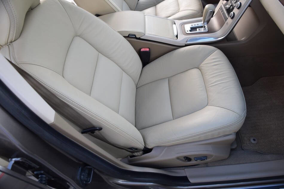 Used 2011 Volvo XC70 3.2 w/ Premium Pkg image 50