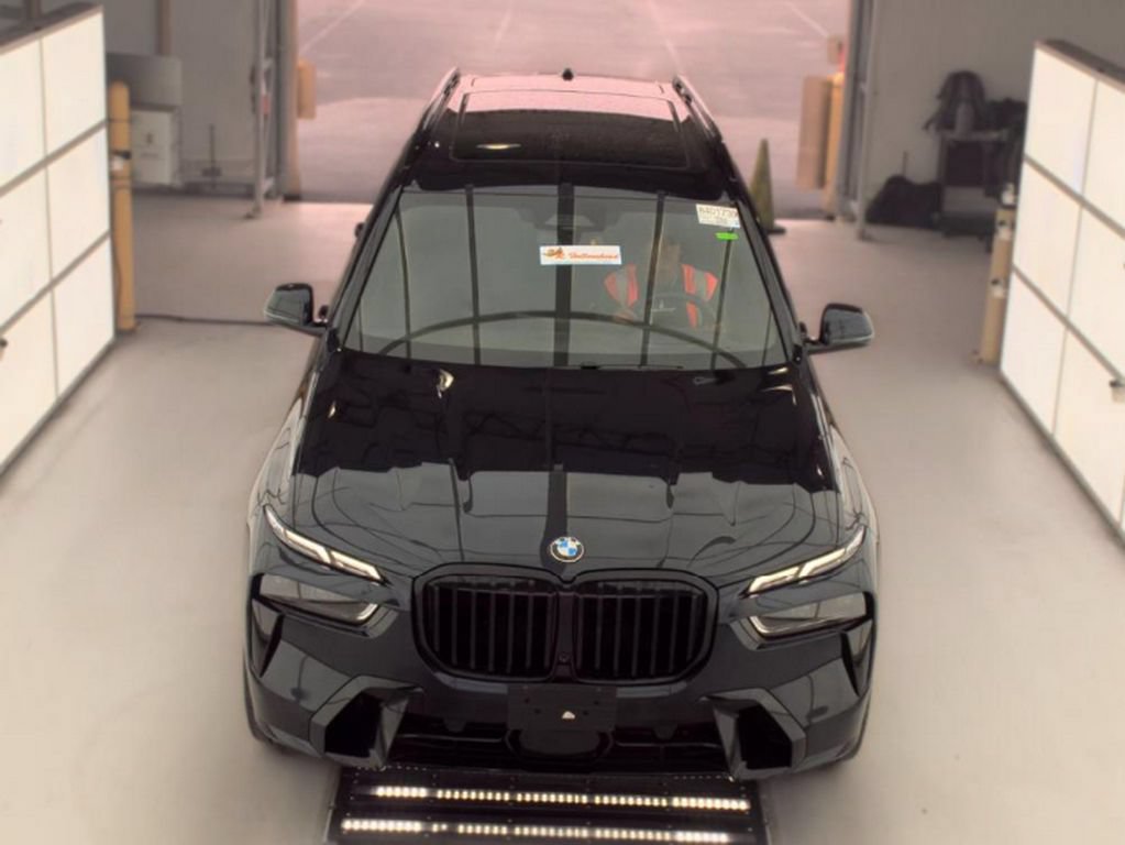 Used 2024 BMW X7 xDrive40i w/ M Sport Package AWD/4WD image 2