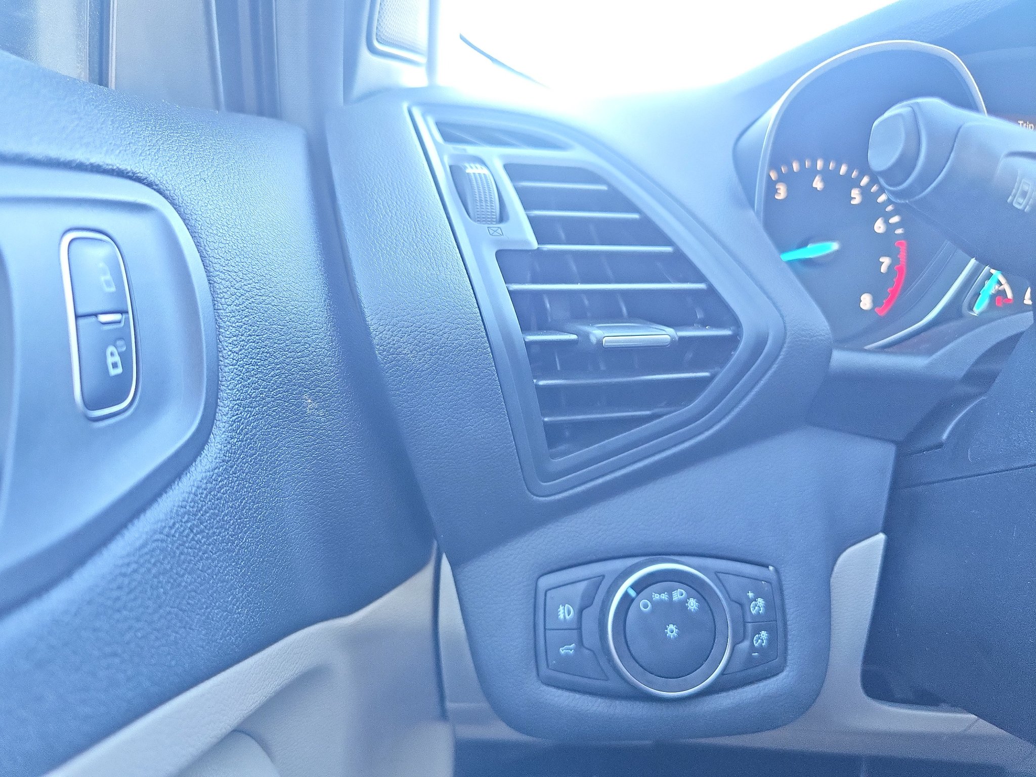 Used 2018 Ford Escape SE w/ Ford Safe & Smart Package FWD image 22