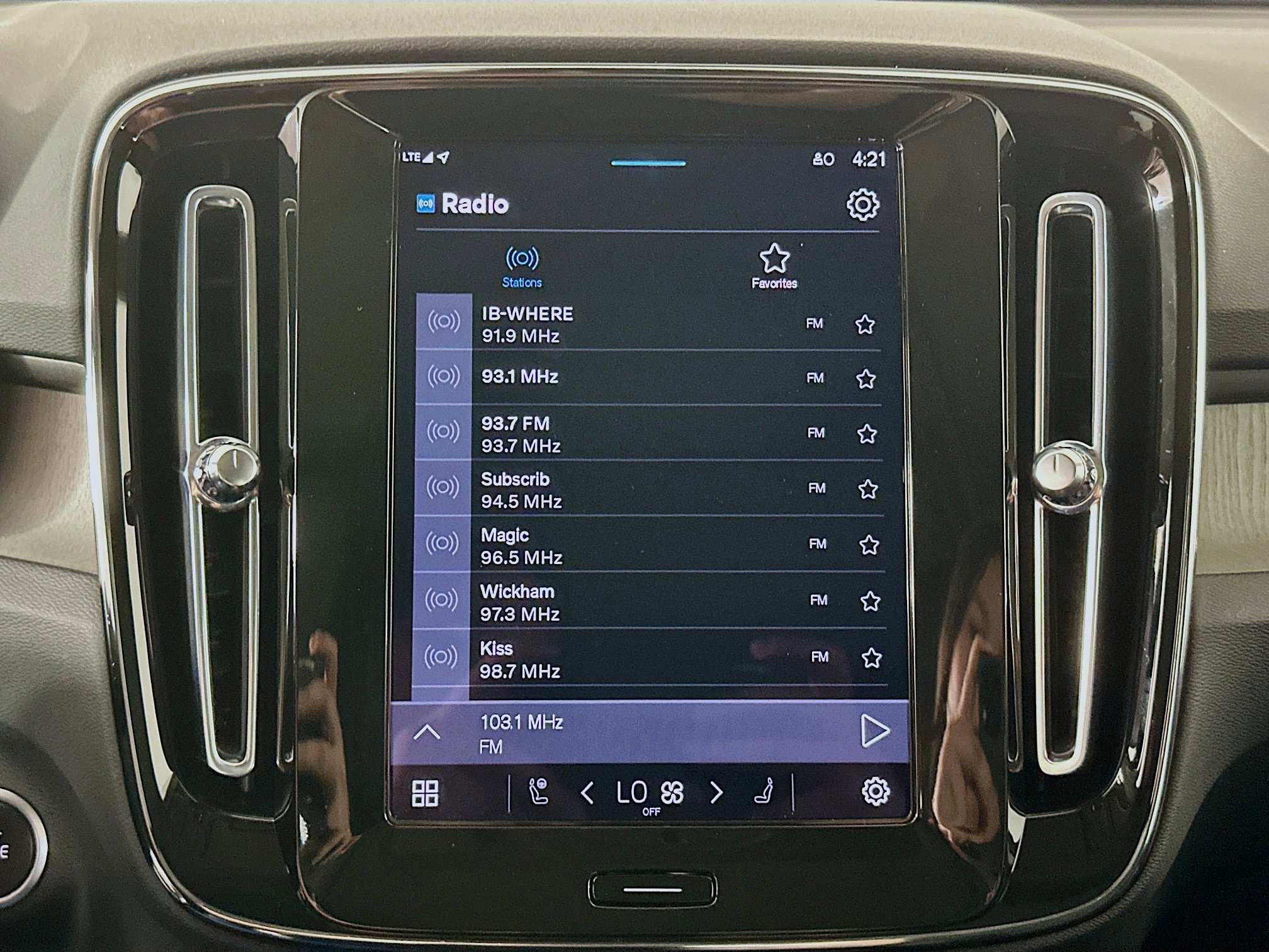 Used 2025 Volvo XC40 B5 Plus image 21