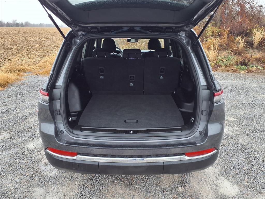 Used 2024 Jeep Grand Cherokee Laredo image 27