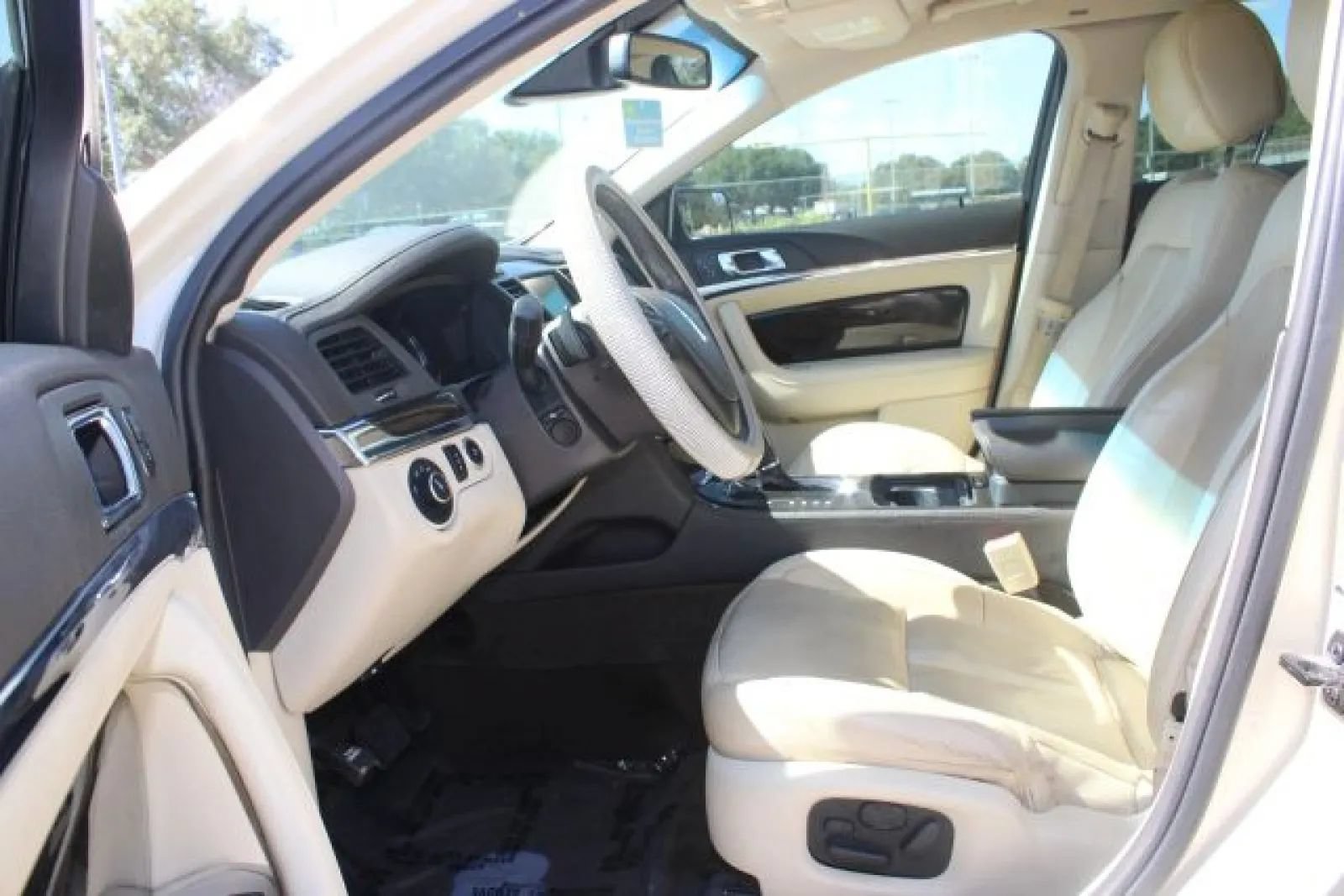 Used 2014 Lincoln MKS w/ Equipment Group 101A FWD image 10