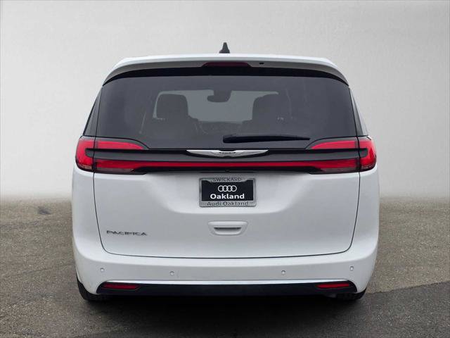Used 2025 Chrysler Pacifica Select FWD image 4