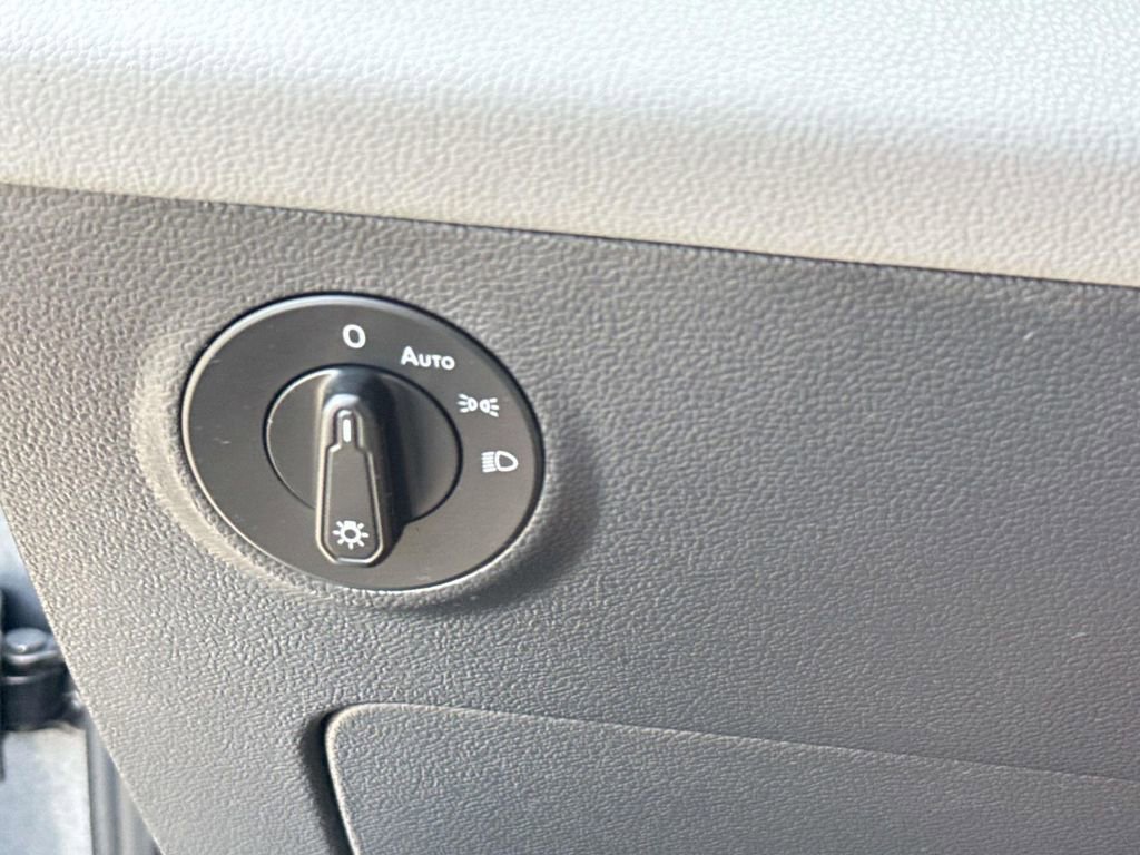 Used 2022 Volkswagen Taos SE w/ Panoramic Sunroof Package FWD image 26