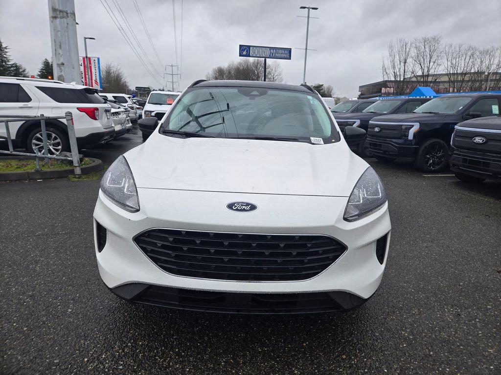 Used 2022 Ford Escape SE w/ SE Sport Appearance Package image 2