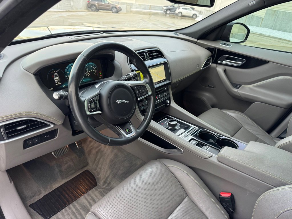 Used 2017 Jaguar F-PACE R-Sport image 14