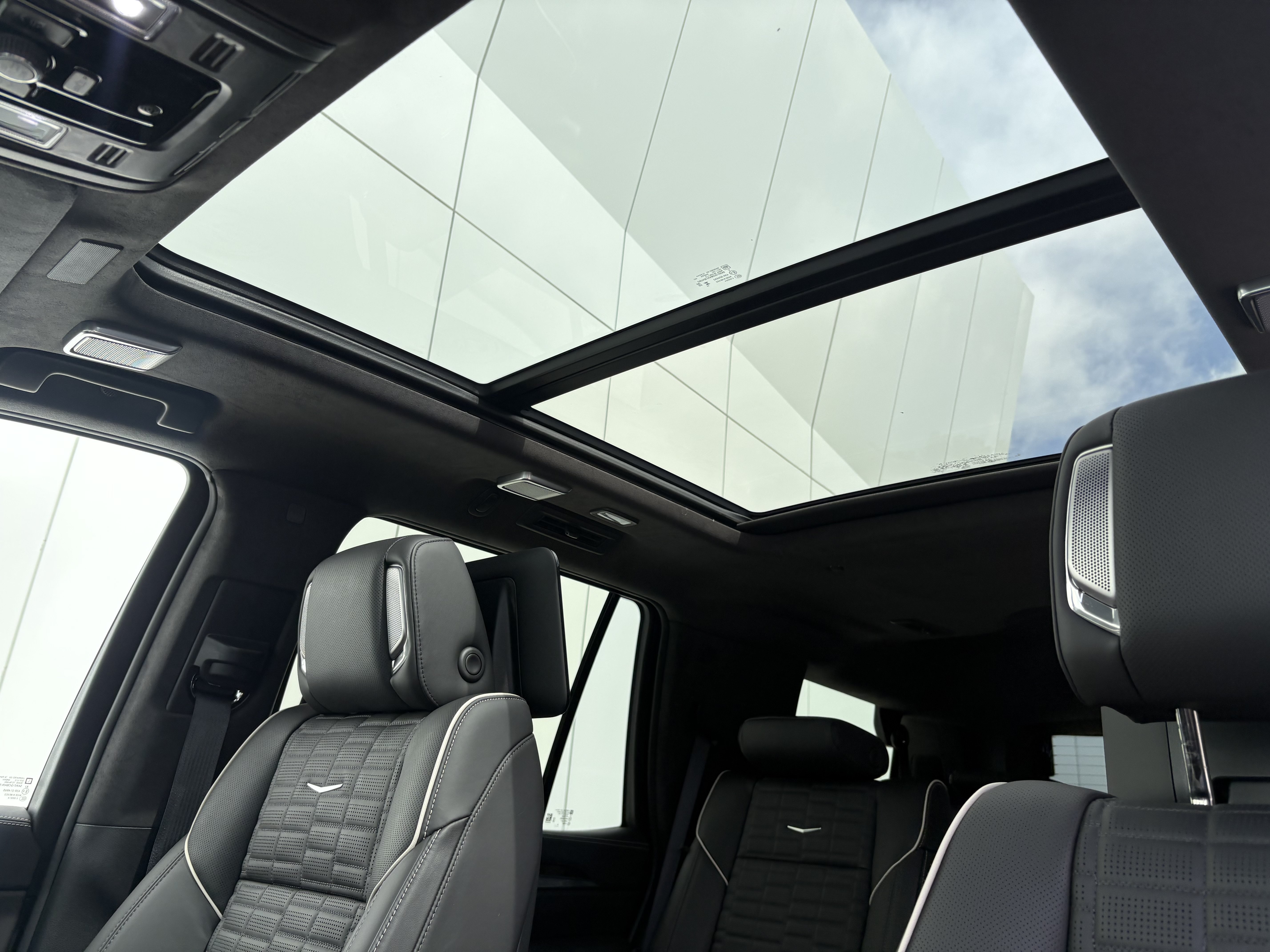Certified 2025 Cadillac Escalade Premium Luxury Platinum AWD/4WD image 18