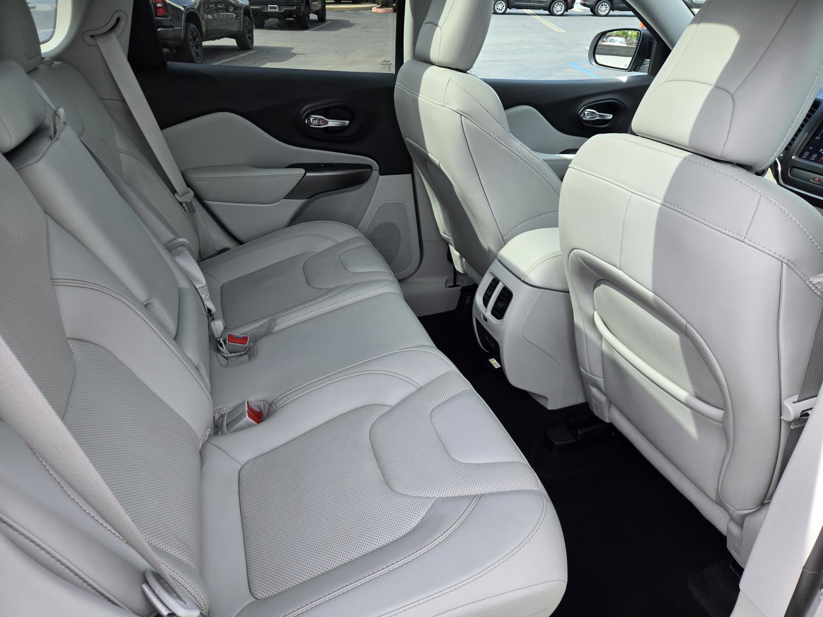 Certified 2022 Jeep Cherokee Latitude Lux w/ Sun & Sound Group AWD/4WD image 30