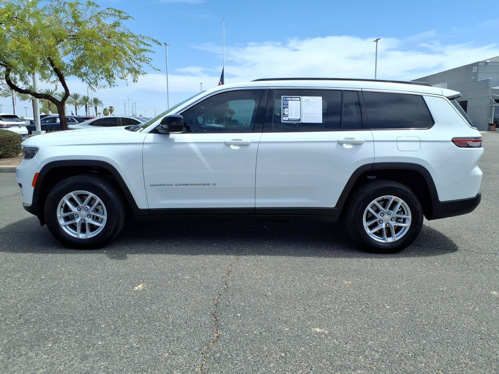 Used 2025 Jeep Grand Cherokee L Laredo AWD/4WD image 4