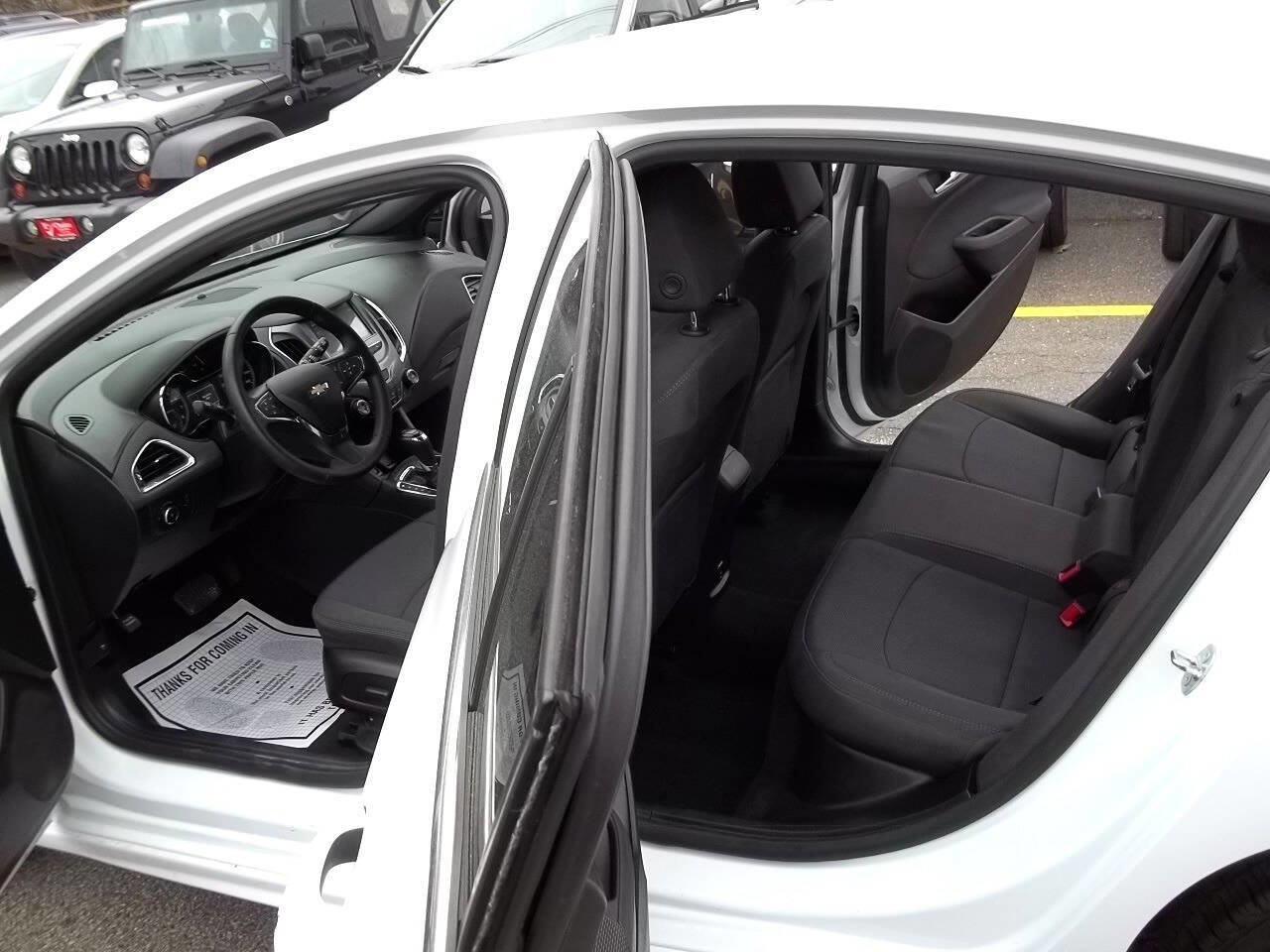 Used 2017 Chevrolet Cruze LT w/ Convenience Package image 6