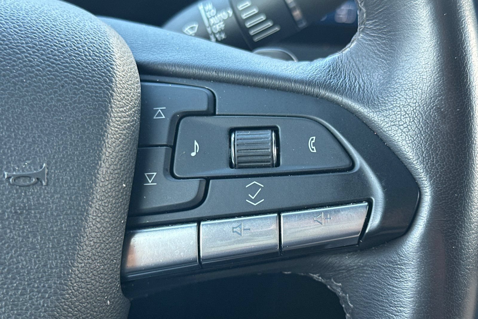 Certified 2025 Cadillac XT4 Premium Luxury FWD image 36