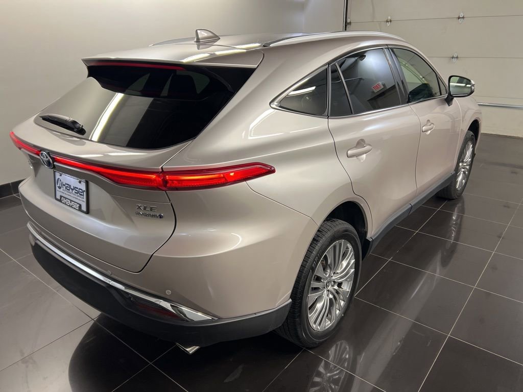 Used 2022 Toyota Venza XLE image 6