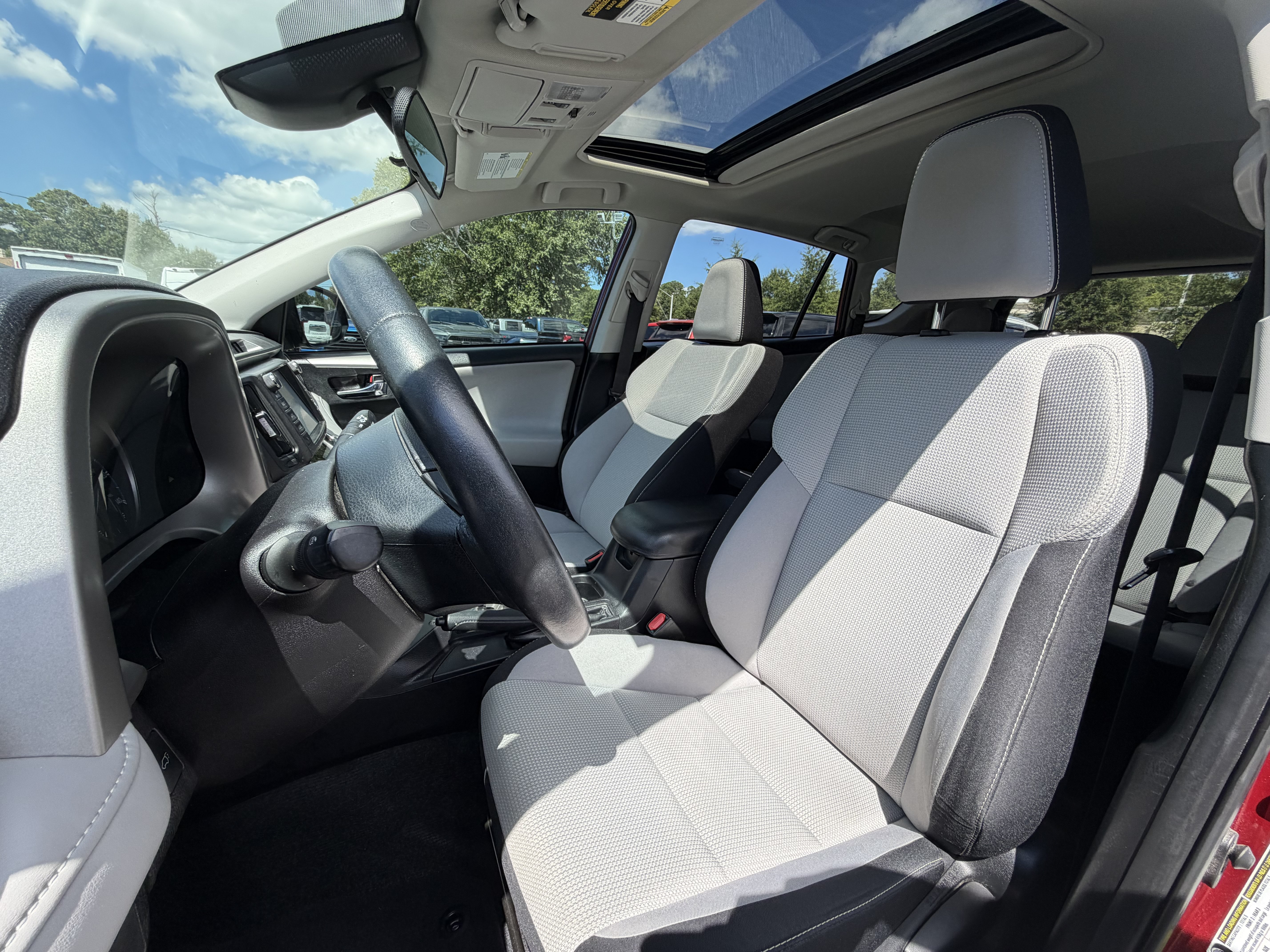 Used 2018 Toyota RAV4 XLE FWD image 12
