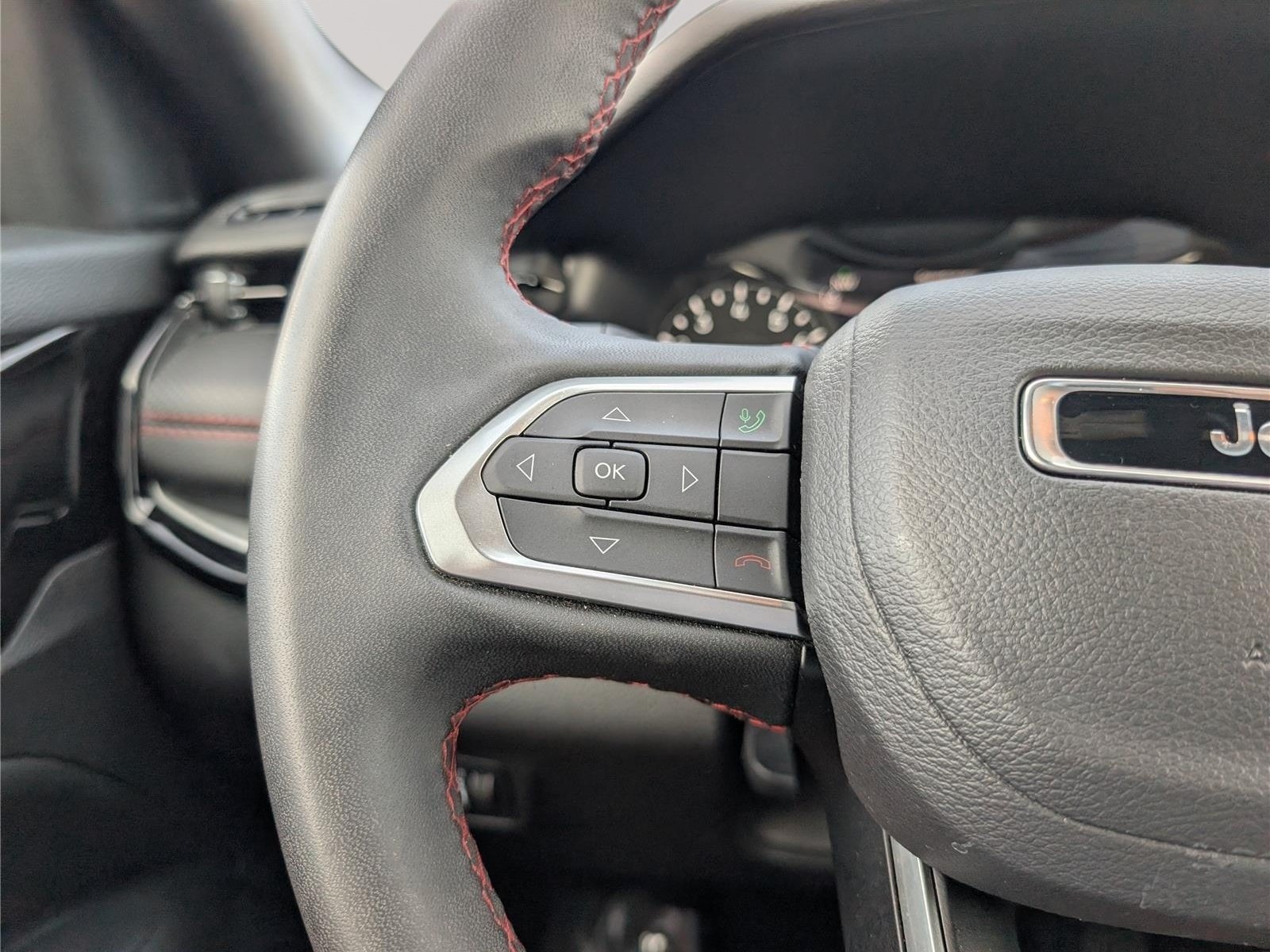 Used 2025 Jeep Compass Trailhawk AWD/4WD image 21