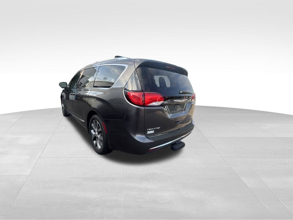 Used 2017 Chrysler Pacifica Limited w/ Tire & Wheel Group FWD image 4