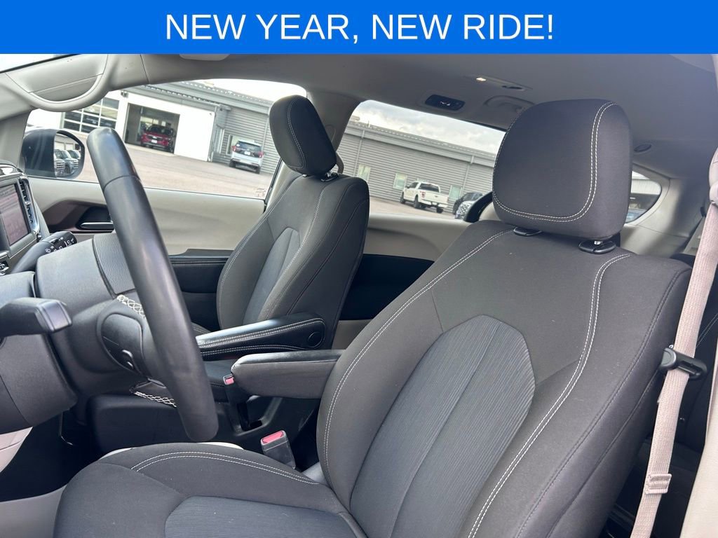 Used 2022 Chrysler Voyager LX image 11