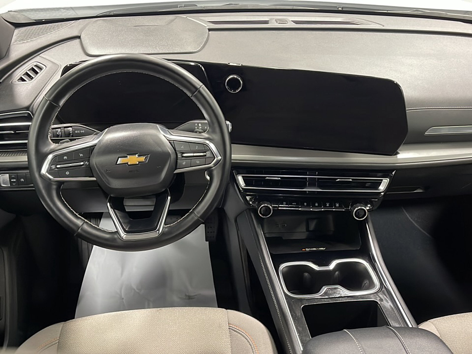 Used 2026 Chevrolet Traverse LT w/ Driver Confidence Package FWD image 3