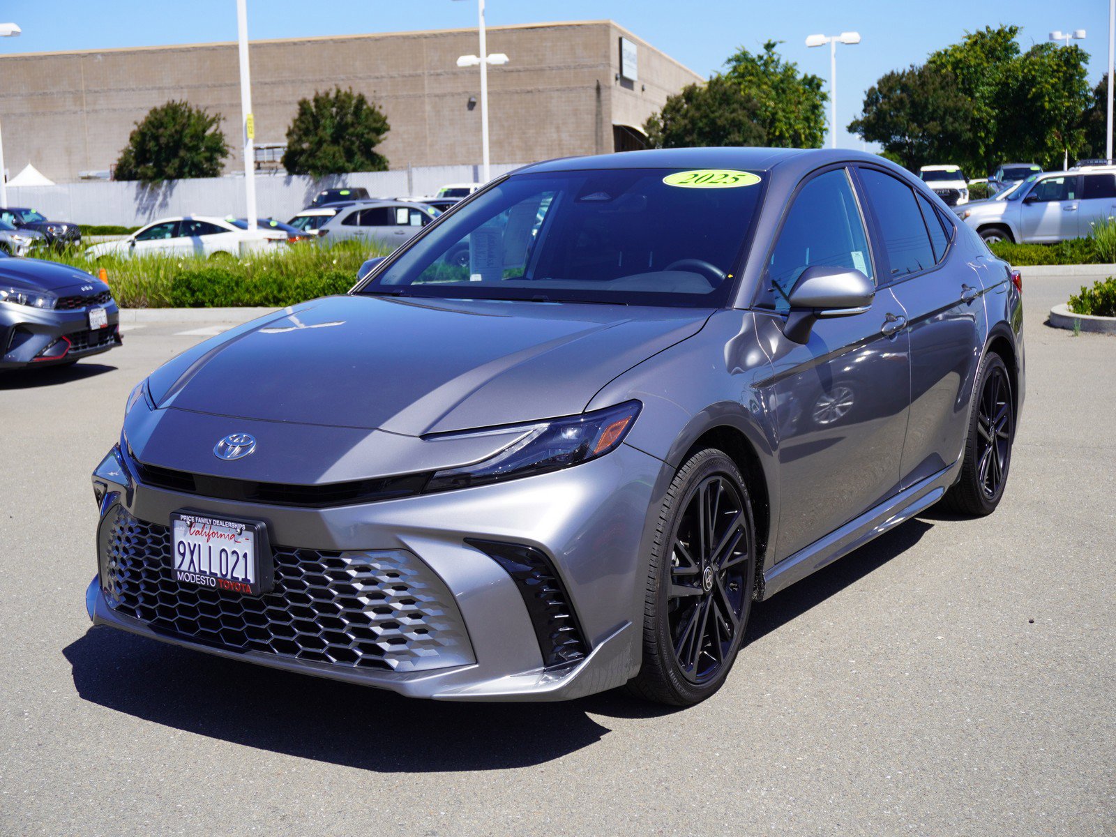 Used 2025 Toyota Camry XSE FWD image 5