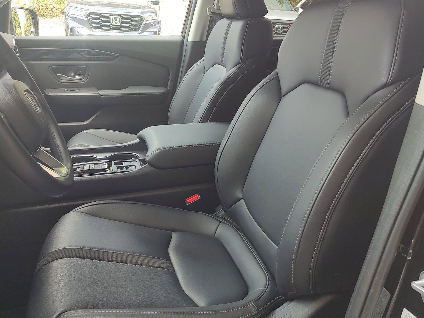 Used 2025 Honda Pilot Touring image 2