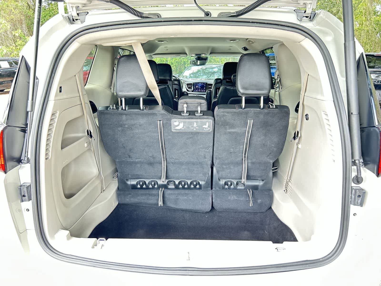 Used 2020 Chrysler Pacifica Touring-L Plus FWD image 9