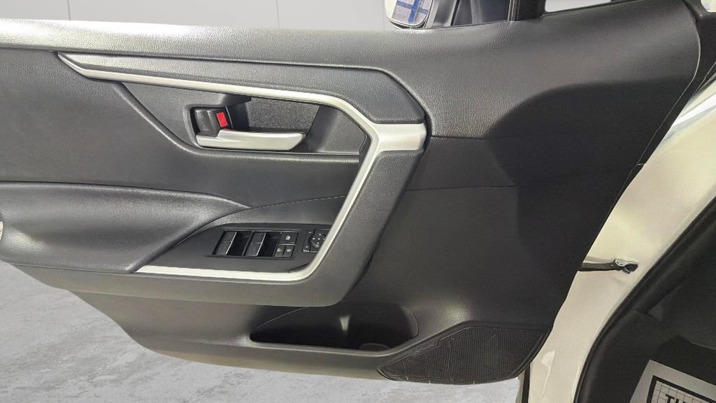 Used 2025 Toyota RAV4 XLE w/ Convenience Package FWD image 25