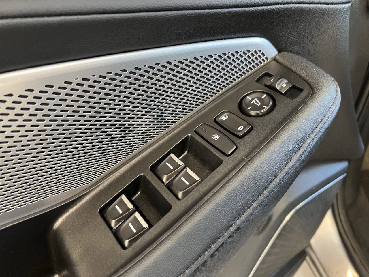 Used 2023 Acura MDX SH-AWD image 32