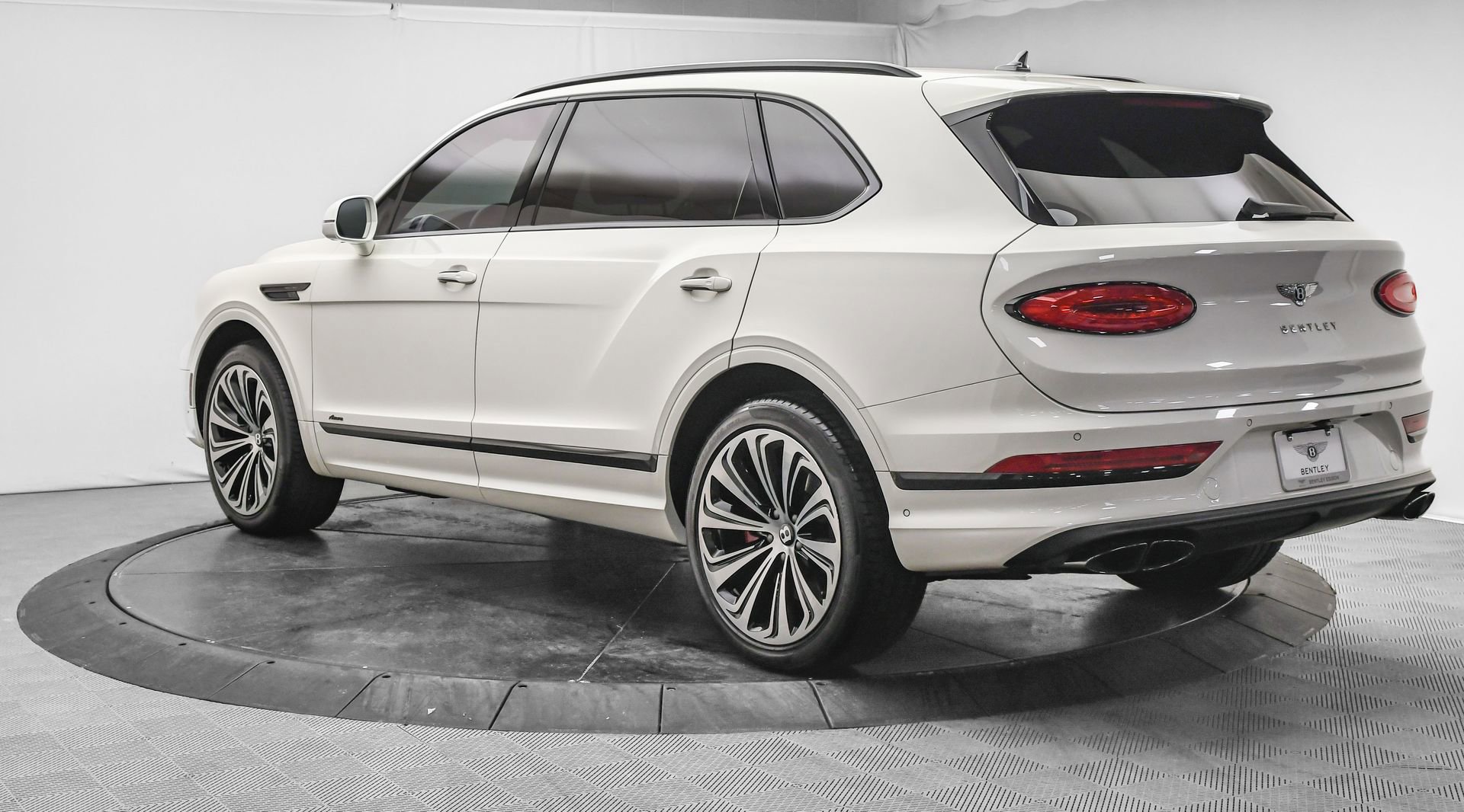 Used 2023 Bentley Bentayga Extended Wheelbase image 3