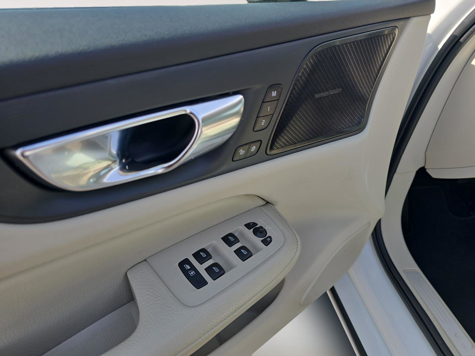 Used 2022 Volvo S60 B5 Momentum w/ Advanced Package image 23