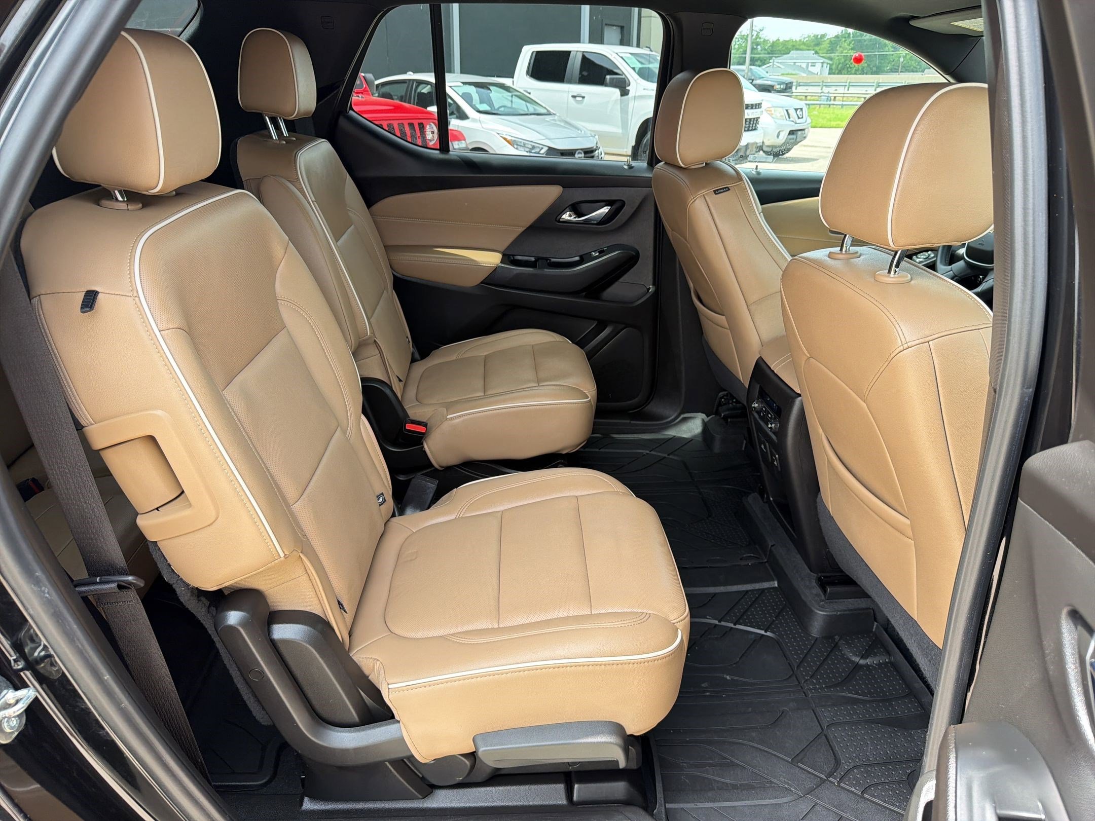 Used 2023 Chevrolet Traverse Premier FWD image 30