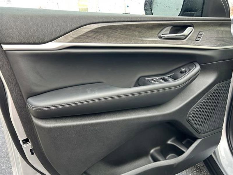 New 2025 Jeep Grand Cherokee L Limited image 23