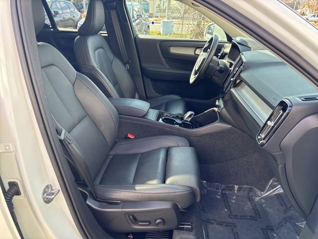 Used 2025 Volvo XC40 B5 Plus image 16