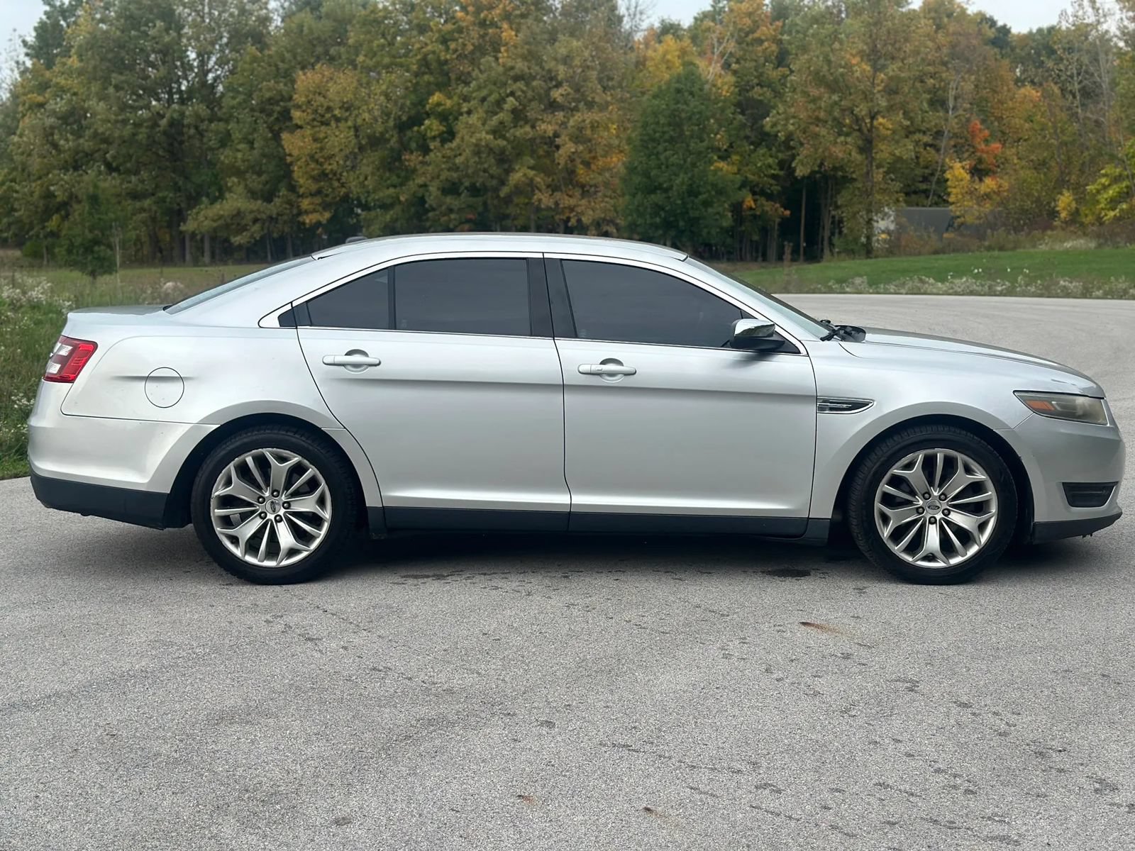Used 2015 Ford Taurus Limited FWD image 4