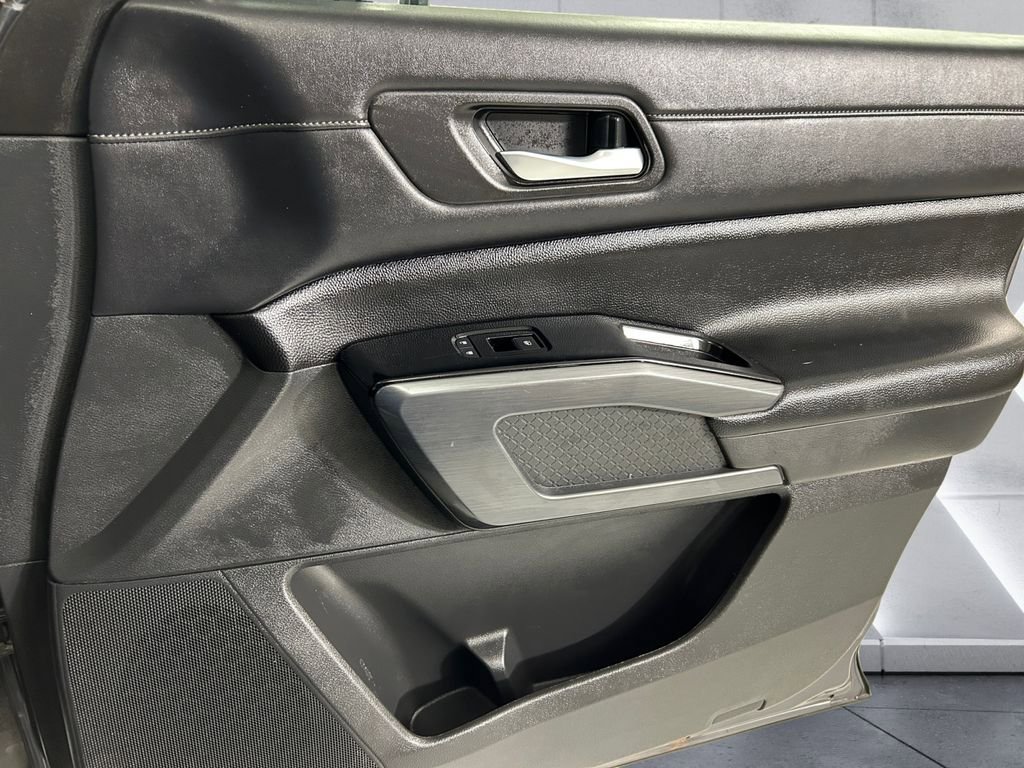 Used 2024 Nissan Pathfinder SL FWD image 15