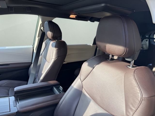 Used 2023 Toyota Sienna Platinum image 9